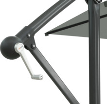 Prim-plan cu umbrelă de soare cu mecanism de manivelă și logo-ul Soluna.