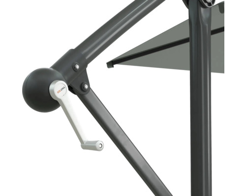 Prim-plan cu umbrelă de soare cu mecanism de manivelă și logo-ul Soluna.