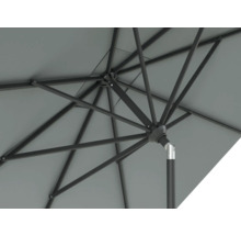 Prim-plan al unei umbrele de soare cu cadru metalic și acoperire textilă