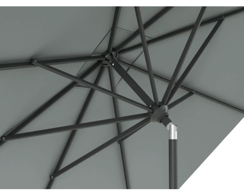 Prim-plan al unei umbrele de soare cu cadru metalic și acoperire textilă