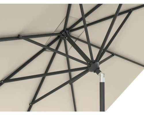 Vedere detaliată a unei umbrele de soare cu cadru și husă