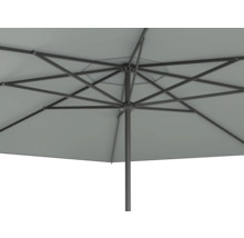 Vedere de jos a unei umbrele de soare cu cadru metalic