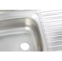 Prim-plan cu o chiuvetă din oțel inoxidabil