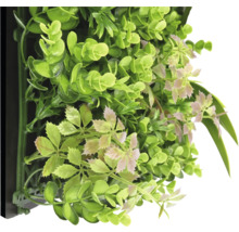 Perete artificial de plante cu diverse frunze verzi