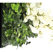 Perete artificial de plante cu plante verzi și flori albe
