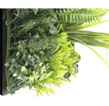 Perete artificial de plante cu diverse tipuri de plante verzi.