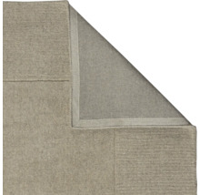 Vedere detaliată a unui covor bej care arată textura și construcția