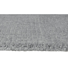 Prim-plan cu un covor gri