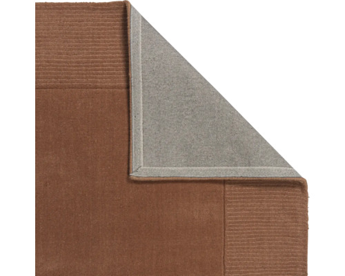 Detaliu al unui covor cu textură și partea inferioară