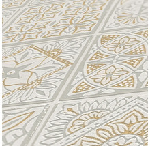 Prim-plan cu tapet modelat cu motive florale