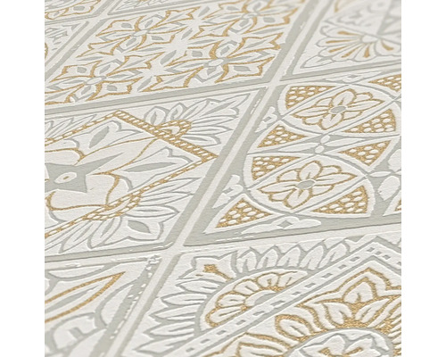 Prim-plan cu tapet modelat cu motive florale