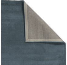 Covor albastru cu textură și spate vizibil