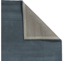 Vedere detaliată a unui covor cu partea din spate vizibilă