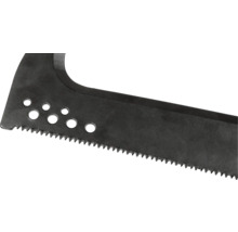 Prim-plan cu o lamă de ferăstrău metalică, cu o margine zimțată și mai multe găuri.