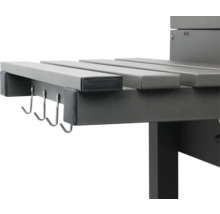 Imagine detaliată cu o masă de grătar cu o bară cu cârlige