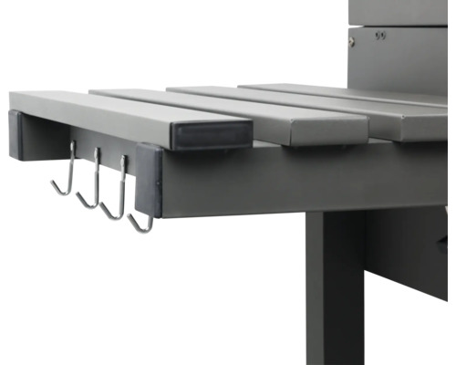 Imagine detaliată cu o masă de grătar cu o bară cu cârlige