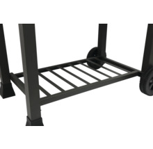 Prim-plan cu cărucior pentru grătar cu roți și spațiu de depozitare