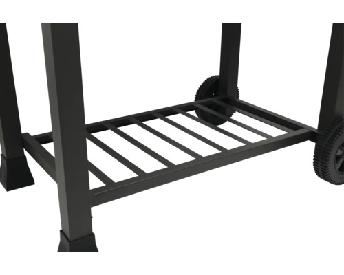 Prim-plan cu cărucior pentru grătar cu roți și spațiu de depozitare