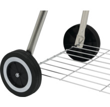 Prim-plan cu roțile și grătarul de depozitare al unui grătar cu cărucior.