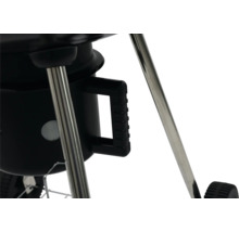 Imagine detaliată a unui grătar sferic cu mâner și picioare din oțel