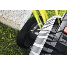 Imagine detaliată a unui robot de tuns gazon cu funcție de tăiere a marginilor, o perie, un ecran și un panou de control