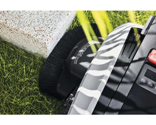 Imagine detaliată a unui robot de tuns gazon cu funcție de tăiere a marginilor, o perie, un ecran și un panou de control