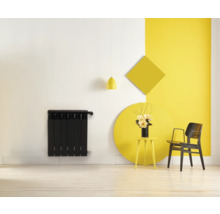 Cameră cu radiator, scaun, masă și decorațiuni