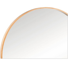 Detaliu al unei oglinzi rotunde cu ramă din lemn