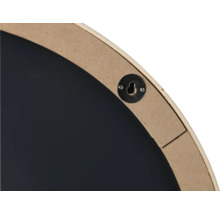 Vizualizare detaliată a spatelui unei oglinzi rotunde de perete cu dispozitiv de suspendare.