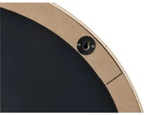 Vizualizare detaliată a spatelui unei oglinzi rotunde de perete cu dispozitiv de suspendare.