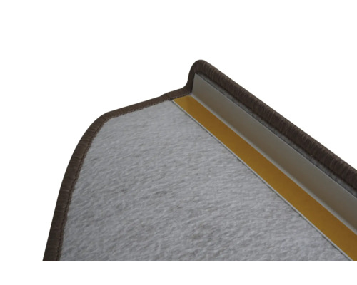 Prim-plan al unei trepte cu mochetă