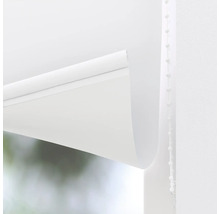 Prim-plan al unei jaluzele rulou albe cu lanț de operare