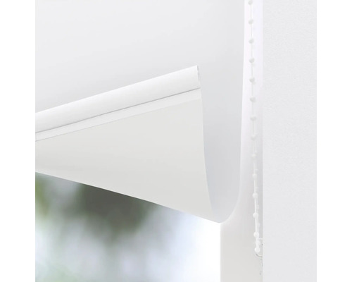 Prim-plan al unei jaluzele rulou albe cu lanț de operare