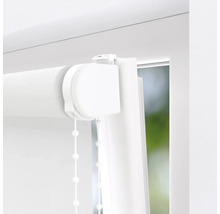 Prim-plan al unei rolete albe cu lanț de operare la fereastră