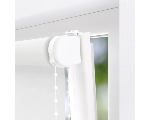 Prim-plan al unei rolete albe cu lanț de operare la fereastră