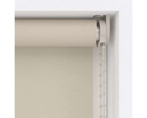 Rulou bej pe cadru de fereastră cu lanț lateral