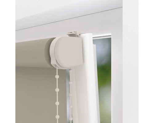 Prim-plan al unei rulouri cu lanț de operare la fereastră