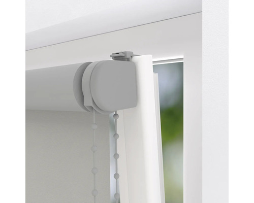 Imagine detaliată a unei role cu lanț pe fereastră