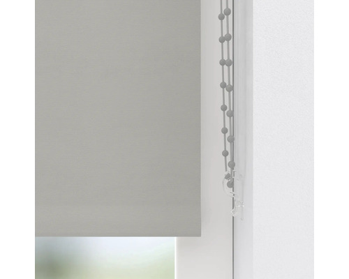 Rulou gri în fereastră