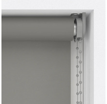 Rulou gri cu lanț în cadrul ferestrei.