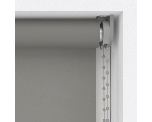 Rulou gri cu lanț în cadrul ferestrei.