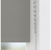 Rulou gri cu lanț de mărgele la fereastră