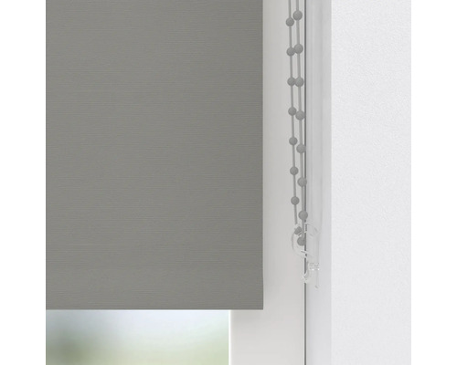 Rulou gri cu lanț de mărgele la fereastră