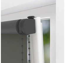 Rulou gri cu lanț de operare pe fereastră