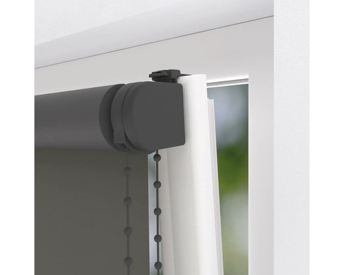 Rulou gri cu lanț de operare pe fereastră