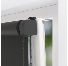 Vedere detaliată a unei jaluzele rulou gri cu lanț la fereastră