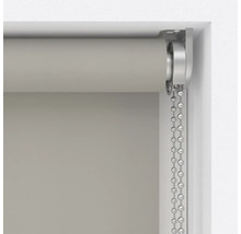 Imagine detaliată a unei rolete cu mecanism cu lanț într-o ramă de fereastră