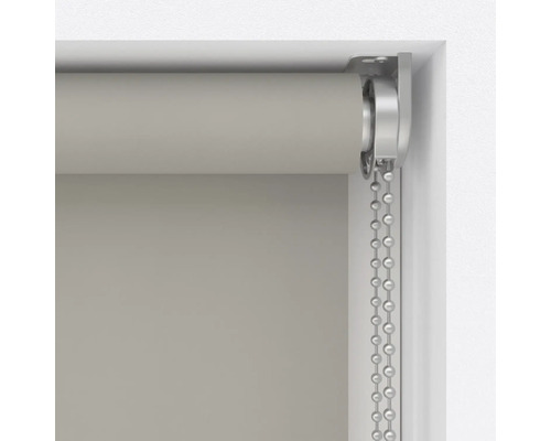 Imagine detaliată a unei rolete cu mecanism cu lanț într-o ramă de fereastră