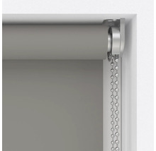Rulou gri cu lanț în cadrul ferestrei