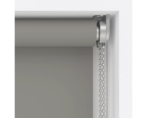 Rulou gri cu lanț în cadrul ferestrei